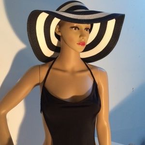SerraBeach Accessories - Classic Black and White Beach Hat SerraBeach Accessories - Classic Black and White Beach Hat